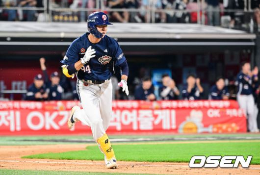 [OSEN=수원, 박준형 기자]  28일 오후 수원 KT위즈파크에서 열린 ‘2025 신한 SOL BANK KBO리그’ KT 위즈와 두산 베어스의 경기가 진행됐다.이날 경기에는 KT는 쿠에바스를, 두산을 최민석을 선발투수로 내세웠다.6회초 2사 1루 두산 김준상이 안타를 날리고 있다. 데뷔 첫 안타.  2025.05.28 / soul1014@osen.co.kr