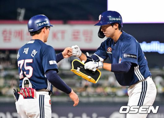 [OSEN=수원, 박준형 기자]  28일 오후 수원 KT위즈파크에서 열린 ‘2025 신한 SOL BANK KBO리그’ KT 위즈와 두산 베어스의 경기가 진행됐다.이날 경기에는 KT는 쿠에바스를, 두산을 최민석을 선발투수로 내세웠다.6회초 2사 1루 두산 김준상이 안타를 날리고 임재현 코치와 하이파이브를 하고 있다. 데뷔 첫 안타.  2025.05.28 / soul1014@osen.co.kr