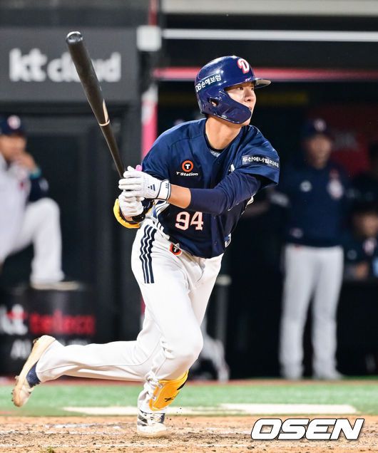 [OSEN=수원, 박준형 기자]  28일 오후 수원 KT위즈파크에서 열린 ‘2025 신한 SOL BANK KBO리그’ KT 위즈와 두산 베어스의 경기가 진행됐다.이날 경기에는 KT는 쿠에바스를, 두산을 최민석을 선발투수로 내세웠다.6회초 2사 1루 두산 김준상이 안타를 날리고 있다. 데뷔 첫 안타.  2025.05.28 / soul1014@osen.co.kr