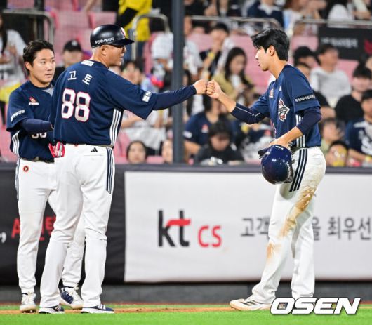 [OSEN=수원, 박준형 기자]  28일 오후 수원 KT위즈파크에서 열린 ‘2025 신한 SOL BANK KBO리그’ KT 위즈와 두산 베어스의 경기가 진행됐다.이날 경기에는 KT는 쿠에바스를, 두산을 최민석을 선발투수로 내세웠다.6회초 이닝종료 후 두산 고토 코치가 데뷔 첫 안타 신고한 김준상과 하이파이브를 하고 있다.  2025.05.28 / soul1014@osen.co.kr