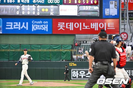 [OSEN=부산, 이석우 기자] 20일 부산 사직야구장에서 2025 신한 SOL 뱅크 KBO 리그 롯데 자이언츠와 LG 트윈스의 경기가 열렸다. 홈팀 롯데는 윤성빈, 방문팀 LG는 송승기가 선발 출전했다.롯데 자이언츠 선발 투수 윤성빈이 역투하고 있다. 투구 속도가 157km를 나타내고 있다. 2025.05.20 / foto0307@osen.co.kr