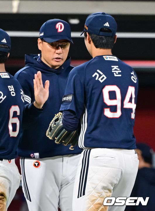 [OSEN=수원, 박준형 기자] 두산 베어스가 28일 수원KT위즈파크에서 열린 2025 신한 SOL뱅크 KBO리그 KT 위즈와의 시즌 8차전에서 12-3 완승을 거뒀다.두산은 전날 패배과 함께 KT전 4연패를 끊어내며 시즌 22승 3무 29패를 기록했다. 두산 타선이 두 자릿수 득점을 올린 건 지난 4일 대구 삼성 라이온즈전(11-6 승리) 이후 24일 만이다. 반면 최근 5연승이 좌절된 KT는 27승 3무 25패가 됐다.경기종료 후 두산 이승엽 감독이 데뷔 첫 안타를 기록한 김준상을 축하해주고 있다.   2025.05.28 /