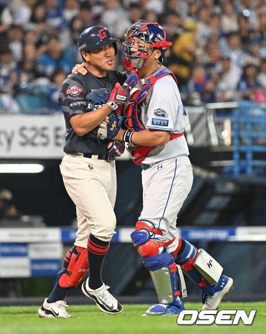 [OSEN=대구, 이석우 기자] 29일 대구삼성라이온즈파크에서 2025 신한 SOL 뱅크 KBO 리그 삼성 라이온즈와 롯데 자이언츠의 경기가 열렸다. 홈팀 삼성은 최원태가, 방문팀 롯데는 박세웅이 선발 출전했다. 5회초 2사 삼성 라이온즈 최원태와 투구에 맞은 롯데 자이언츠 전준우가 충돌하려하자 강민호가 말리고 있다. 2025.05.29 / foto0307@osen.co.kr