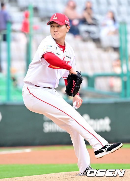 [OSEN=인천, 최규한 기자] 29일 인천 SSG랜더스필드에서 ‘2025 신한 SOL Bank KBO리그’ SSG 랜더스와 NC 다이노스의 경기가 열렸다.이날 홈팀 SSG은 김건우, 방문팀 NC는 로건 앨런을 선발로 내세웠다.1회초 SSG 선발 김건우가 힘차게 공을 뿌리고 있다. 2025.05.29 / dreamer@osen.co.kr