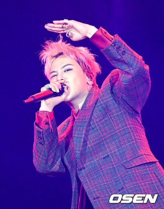 [OSEN=인천, 이대선 기자] 4일 인천 잭 니클라우스 골프 클럽 코리아(파72)에서 쿠팡플레이와 함께하는 리브(LIV) 골프 코리아(총상금 2500만 달러) 최종라운드 경기가 열렸다.가수 지드래곤이 축하무대를 펼치고 있다. 2025.05.04 /sunday@osen.co.kr