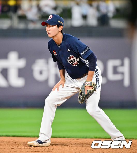 [OSEN=수원, 박준형 기자]  28일 오후 수원 KT위즈파크에서 열린 ‘2025 신한 SOL BANK KBO리그’ KT 위즈와 두산 베어스의 경기가 진행됐다.이날 경기에는 KT는 쿠에바스를, 두산을 최민석을 선발투수로 내세웠다.5회말 두산 김준상이 수비 준비를 하고 있다. 2025.05.28 / soul1014@osen.co.kr