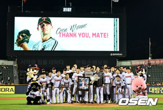 [OSEN=잠실, 지형준 기자] 프로야구 한화 이글스가 LG 트윈스를 꺾고 전날 패배를 설욕했다.한화는28일 서울 잠실구장에서 열린 2025 KBO리그 LG와 시즌 7차전 맞대결에서 연장 11회 6-5승리를 거뒀다. 채은성이 결승 홈런으로 승리를 이끌었다.한화는 2위 자리를 지키며 1위 LG와 승차를 2.5경기 차이로 좁혔다.경기를 마치고 LG 코엔 윈이 고별식을 갖고 동료선수들과 기념 촬영을 하고 있다. 2025.05.28 /jpnews@osen.co.kr