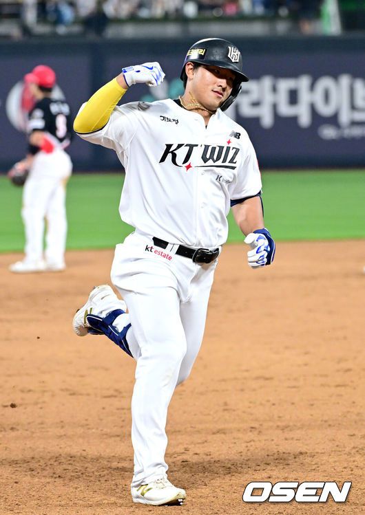 [OSEN=수원, 최규한 기자] 30일 수원 KT위즈파크에서 ‘2025 신한 SOL Bank KBO리그’ KT 위즈와 KIA 타이거즈의 경기가 열렸다.홈팀 KT는 헤이수스, 방문팀 KIA는 김도현을 선발로 내세웠다.5회말 무사 선두타자로 나선 KT 안현민이 달아나는 중월 솔로포를 날리고 그라운드를 돌며 기뻐하고 있다. 2025.05.30 /