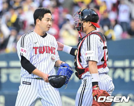 [OSEN=타이베이(대만), 이대선 기자] 18일 오후 대만 타이베이 티엔무야구장에서 세계야구소프트볼연맹(WBSC) 프리미어12 2024 B조 대한민국과 호주의 경기가 열렸다.대한민국은 5차전 선발투수로 고영표, 호주는 티모시 애서튼을 내세웠다.4회초 2사 1루에서 한국 유영찬이 역투하고 있다. 2024.11.18 /sunday@osen.co.kr