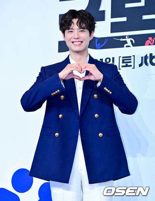 [OSEN=지형준 기자] 29일 오후 서울 구로구 신도림동 더링크서울 트리뷰트 포트폴리오 호텔에서 JTBC 새 토일드라마 ‘굿보이’ 제작발표회가 열렸다.‘굿보이’는 특채로 경찰이 된 전직 국가대표들이 메달 대신 경찰 신분증을 목에 걸고, 비양심과 반칙이 판치는 세상에 맞서는 코믹 액션 청춘 수사극. 박보검, 김소현, 이상이, 허성태, 태원석은 강력범죄 대응을 위한 특수팀으로 뭉쳐 각자의 주특기를 무기삼아 이 땅에 정의로운 ‘룰’을 알릴 예정이다.배우 박보검이 포토타임을 하고 있다. 2025.05.29 /jpnews@osen.co.kr