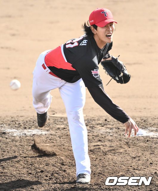 [OSEN=오키나와(일본), 조은정 기자]2일(한국시간) 일본 오키나와 온나손 아카마 구장에서 삼성 라이온즈와 KIA 타이거즈의 연습경기가 열렸다.삼성 선발은 후라도, KIA는 올러를 선발 투수로 내세웠다.8회말 KIA 홍원빈이 역투하고 있다. 2025.03.02 /cej@osen.co.kr