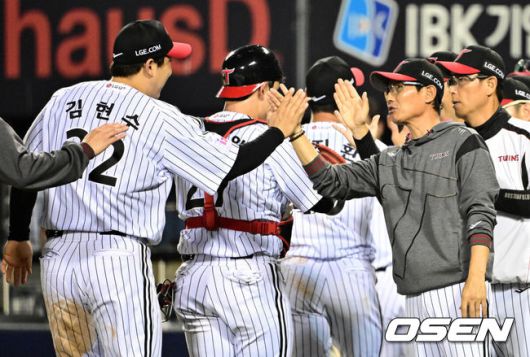[OSEN=잠실, 지형준 기자] 프로야구 LG 트윈스가한화 이글스와 1~2위 맞대결에서 위닝시리즈에 성공했다.LG는 29일 잠실구장에서 열린 2025 KBO리그 한화와 시즌 8차전 맞대결에서 3-1로 승리했다. 선발투수 손주영이 7이닝 5피안타 1볼넷 6탈삼진 1실점으로 호투하며 시즌 6승째를 기록했다. 신인 김영우가 1이닝 데뷔 첫 세이브를 기록했다. 문보경이 동점 홈런, 김현수가 역전 결승타를 때렸다.한화 선발 와이스는 6이닝 6피안타 1피홈런 1볼넷 6탈삼진 1실점을 기록했다. 주현상이 1이닝 1실점으로 패전 투수가 됐다.경기를 마치고 LG 염경엽 감독이 김현수와 승리를 기뻐하고 있다. 2025.05.29 /jpnews@osen.co.kr