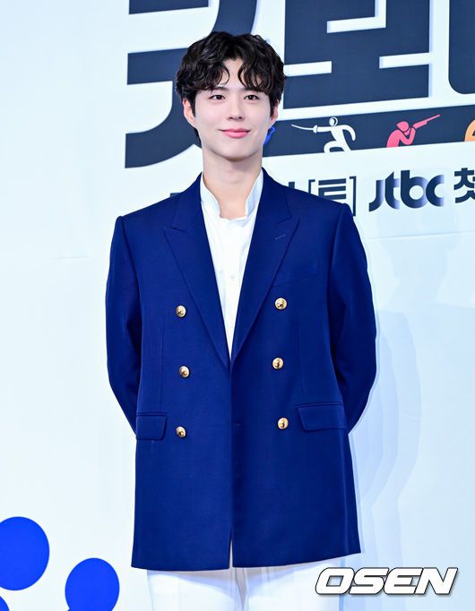 [OSEN=지형준 기자] 29일 오후 서울 구로구 신도림동 더링크서울 트리뷰트 포트폴리오 호텔에서 JTBC 새 토일드라마 ‘굿보이’ 제작발표회가 열렸다.‘굿보이’는 특채로 경찰이 된 전직 국가대표들이 메달 대신 경찰 신분증을 목에 걸고, 비양심과 반칙이 판치는 세상에 맞서는 코믹 액션 청춘 수사극. 박보검, 김소현, 이상이, 허성태, 태원석은 강력범죄 대응을 위한 특수팀으로 뭉쳐 각자의 주특기를 무기삼아 이 땅에 정의로운 ‘룰’을 알릴 예정이다.배우 박보검이 포토타임을 하고 있다. 2025.05.29 /jpnews@osen.co.kr