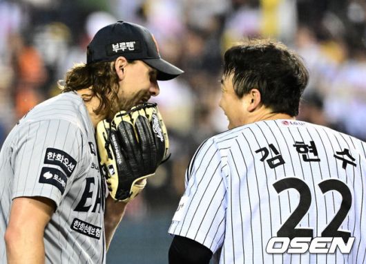 [OSEN=잠실, 지형준 기자] 29일 오후 서울 잠실구장에서 ‘2025 신한 SOL Bank KBO리그’ LG 트윈스와 한화 이글스의 경기가 열렸다.이날 LG는 손주영, 한화는 라이언 와이스를 선발투수로 내세웠다.4회말 수비를 마치고 한화 와이스와 LG 김현수가 이야기를 나누고 있다. 2025.05.29 /jpnews@osen.co.kr