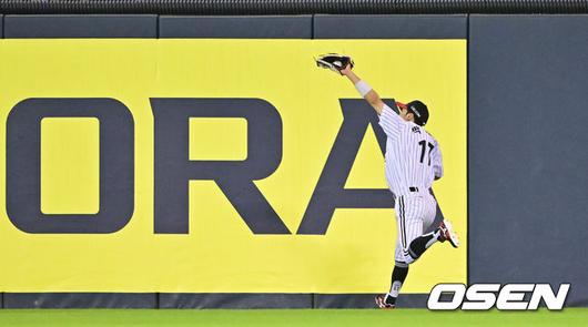 [OSEN=잠실, 박준형 기자] 27일 오후 서울 잠실구장에서 ‘2025 신한 SOL BANK KBO리그’ LG 트윈스와 한화 이글스의 경기가 진행됐다.이날 경기에서 LG은 임찬규를 한화는 황준서를 선발투수로 내세웠다.7회말 1사 한화 플로리얼의 안타성 타구를 박해민 중견수가 호수비 펼치며 잡아내고 있다.   2025.05.27 / soul1014@osen.co.kr