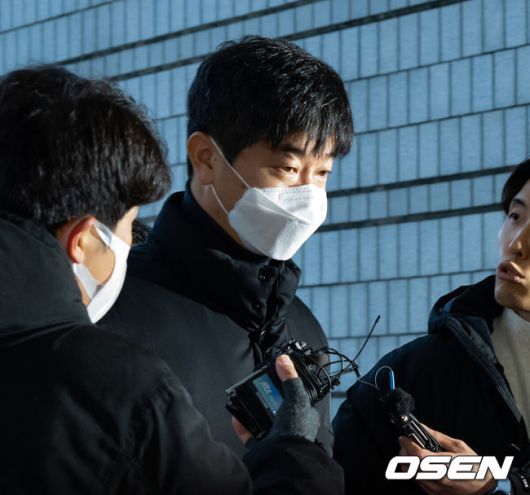 [OSEN=민경훈 기자] 30일 오전 KIA타이거즈의 김종국 감독과 장정석 전 단장이 구속 전 피의자 심문(영장심사)를 위해 서울지방법원으로 출석했다.KIA 김종국 전 감독이 법원으로 들어가고 있다. 2024.01.30 / rumi@osen.co.kr