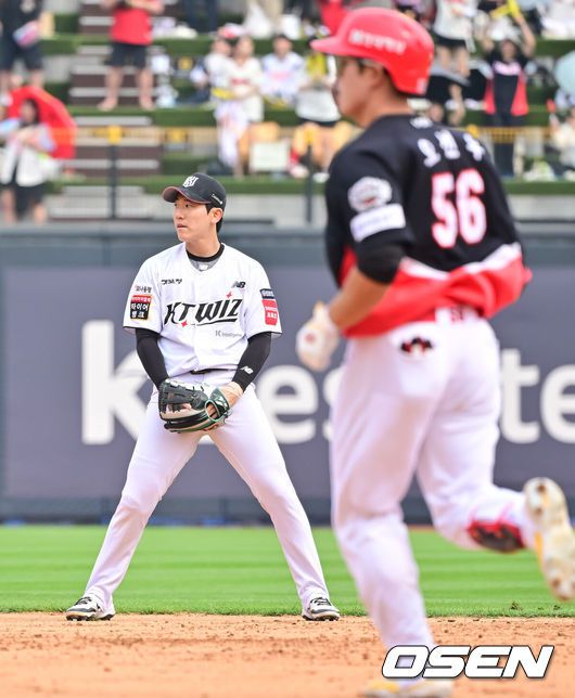 [OSEN=수원, 박준형 기자] 31일 오후 수원 KT 위즈 파크에서 ‘2025 신한 SOL BANK KBO리그’ KT 위즈와 KIA 타이거즈의 경기가 진행됐다.이날 선발투수로 KT는 소형준을, KIA는 윤영철을 선발투수로 내세웠다.5회초 2사 1,2루 KIA 오선우의 내야땅볼때 악송구로 동점 허용한 KT 오윤석 2루수가 아쉬워하고 있다.   2025.05.31   / soul1014@osen.co.kr