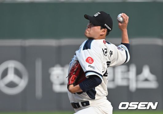 [OSEN=부산, 이석우 기자] 31일 부산 사직야구장에서 2025 신한 SOL 뱅크 KBO 리그 롯데 자이언츠와 SSG 랜더스의 경기가 열렸다. 홈팀 롯데는 나균안이, 방문팀 SSG는 전영준이 선발 출전했다.롯데 자이언츠 선발 투수 나균안이 역투하고 있다. 2025.05.31 / foto0307@osen.co.kr