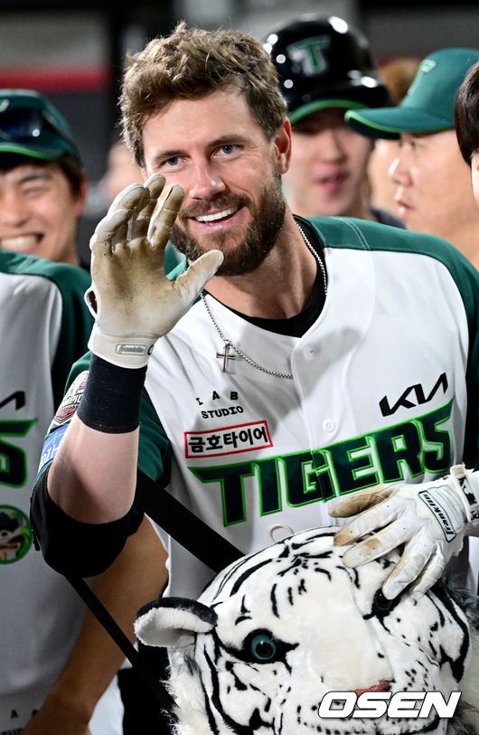 [OSEN=광주, 최규한 기자] 17일 오후 광주-기아 챔피언스필드에서 ‘2025 신한 SOL Bank KBO리그’ KIA 타이거즈와 KT 위즈의 경기가 열렸다.홈팀 KIA는 양현종, 방문팀 KT는 윌리엄 쿠에바스를 선발투수로 내세웠다.6회말 무사 선두타자로 나선 KIA 위즈덤이 동점 중월 솔로포를 날리고 홈을 밟은 뒤 기뻐하고 있다. 2025.04.17 /