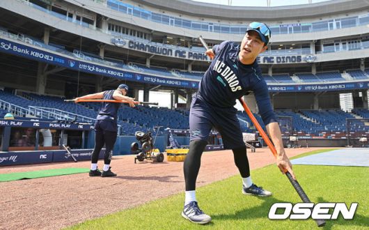 [OSEN=창원, 이석우 기자] 30일 창원NC파크에서 2025 신한 SOL 뱅크 KBO 리그 NC 다이노스와 한화 이글스의 경기가 열린다. 홈팀 NC가 긴 방황을 끝내고 홈구장으로 돌아왔다.NC 다이노스 천재환과 김휘집이 창원NC파크에서 몸을 풀고 있다. 2025.05.30 / foto0307@osen.co.kr