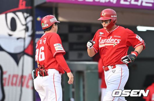 [OSEN=부산, 이석우 기자] 31일 부산 사직야구장에서 2025 신한 SOL 뱅크 KBO 리그 롯데 자이언츠와 SSG 랜더스의 경기가 열렸다. 홈팀 롯데는 나균안이, 방문팀 SSG는 전영준이 선발 출전했다.SSG 랜더스 고명준이 3회초 2사 우월 솔로 홈런을 치고 하이파이브를 하고 있다. 2025.05.31 / foto0307@osen.co.kr