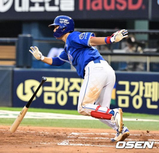 [OSEN=잠실, 지형준 기자] 31일 오후 서울 잠실구장에서 ‘2025 신한 SOL Bank KBO리그’ LG 트윈스와 삼성 라이온즈의 경기가 열렸다.이날 LG는 치리노스, 삼성은 원태인을 선발투수로 내세웠다.9회초 무사에서 삼성 박승규가 좌전 안타를 날리고 있다. 2025.05.31 /jpnews@osen.co.kr