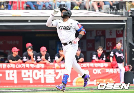 [OSEN=수원, 박준형 기자] 31일 오후 수원 KT 위즈 파크에서 ‘2025 신한 SOL BANK KBO리그’ KT 위즈와 KIA 타이거즈의 경기가 진행됐다.이날 선발투수로 KT는 소형준을, KIA는 윤영철을 선발투수로 내세웠다.3회말 2사 KT 로하스가 솔로홈런을 날리고 세리머니를 하고 있다. 2025.05.31   / soul1014@osen.co.kr