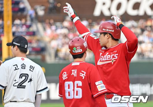 [OSEN=부산, 이석우 기자] 31일 부산 사직야구장에서 2025 신한 SOL 뱅크 KBO 리그 롯데 자이언츠와 SSG 랜더스의 경기가 열렸다. 홈팀 롯데는 나균안이, 방문팀 SSG는 전영준이 선발 출전했다.SSG 랜더스 한유섬이 4회초 2사 만루 중견수 오른쪽 2타점 안타를 치고 세리머니를 하고 있다. 2025.05.31 / foto0307@osen.co.kr