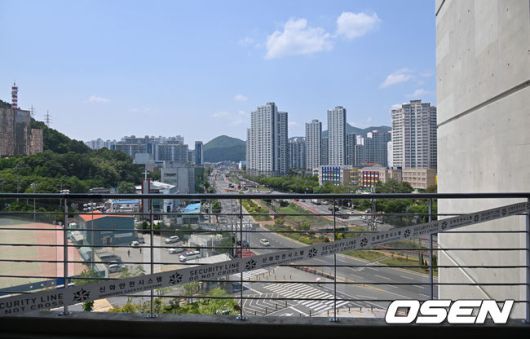 [OSEN=창원, 이석우 기자] 30일 창원NC파크에서 2025 신한 SOL 뱅크 KBO 리그 NC 다이노스와 한화 이글스의 경기가 열린다. 홈팀 NC가 긴 방황을 끝내고 홈구장으로 돌아왔다.창원NC파크 외벽 구조물 추락 사고로 야구팬이 사망한 사고의 원인이 된 루버가 제거되어 있다. 2025.05.30 / foto0307@osen.co.kr