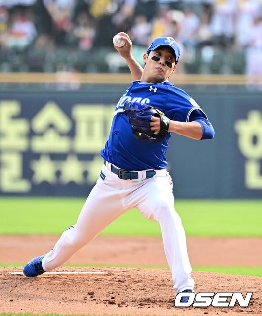 [OSEN=잠실, 지형준 기자] 31일 오후 서울 잠실구장에서 ‘2025 신한 SOL Bank KBO리그’ LG 트윈스와 삼성 라이온즈의 경기가 열렸다.이날 LG는 치리노스, 삼성은 원태인을 선발투수로 내세웠다.1회말 삼성 원태인이 역투하고 있다. 2025.05.31 /jpnews@osen.co.kr