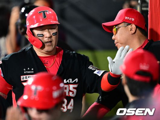 [OSEN=수원, 조은정 기자]20일 오후 수원 KT위즈파크에서 2025 신한 SOL Bank KBO리그 KT 위즈와 KIA 타이거즈의 경기가 열렸다.이날 홈팀 KT는 조이현을, 방문팀 KIA는 윤영철을 선발투수로 내세웠다.6회초 2사 2루 KIA 최형우가 우중월 투런 홈런을 날린 뒤 이범호 감독의 축하를 받고 있다. 2025.05.20 /cej@osen.co.kr