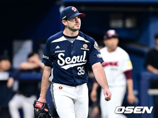 [OSEN=고척, 조은정 기자]31일 오후 서울 고척스카이돔에서 2025 신한 SOL Bank KBO리그 키움 히어로즈와 두산베어스의 경기가 열렸다.홈팀 키움은 로젠버그를, 방문팀 두산은 잭로그를 선발투수로 내세웠다.4회말 이닝을 마친 두산 잭로그가 더그아웃으로 향하고 있다. 2025.05.31 /cej@osen.co.kr