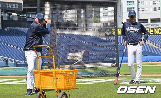 [OSEN=창원, 이석우 기자] 30일 창원NC파크에서 2025 신한 SOL 뱅크 KBO 리그 NC 다이노스와 한화 이글스의 경기가 열린다. 홈팀 NC가 긴 방황을 끝내고 홈구장으로 돌아왔다.NC 다이노스 서재응 코치와 김종호 코치가 활짝 웃고 있다. 2025.05.30 / foto0307@osen.co.kr