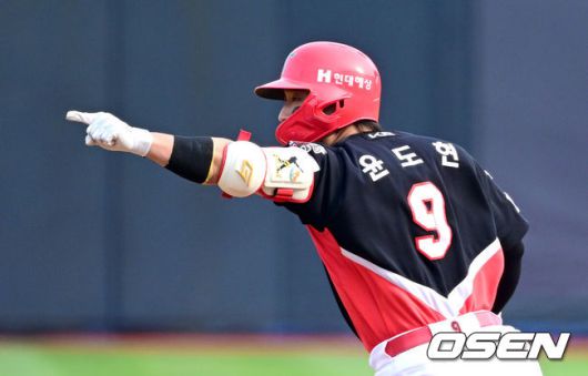 [OSEN=수원, 최규한 기자] 1일 수원 KT위즈파크에서 ‘2025 신한 SOL Bank KBO리그’ KT 위즈와 KIA 타이거즈의 경기가 열렸다.홈팀 KT는 조이현, 방문팀 KIA는 애덤 올러를 선발로 내세웠다.1회초 무사 선두타자로 나선 KIA 윤도현이 선제 좌월 솔로포를 날리고 그라운드를 돌며 기뻐하고 있다. 2025.06.01 / dreamer@osen.co.kr