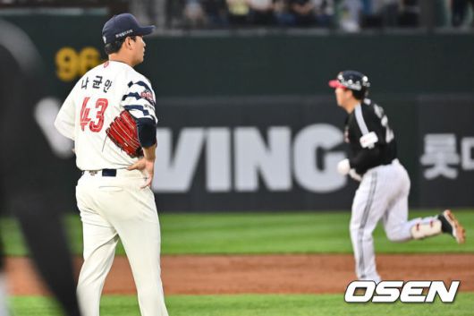 [OSEN=부산, 이석우 기자] 21일 부산 사직야구장에서 2025 신한 SOL 뱅크 KBO 리그 롯데 자이언츠와 LG 트윈스의 경기가 열렸다. 홈팀 롯데는 나균안이, 방문팀 LG는 임찬규가 선발 출전했다.롯데 자이언츠 나균안이 2회초 2사 김현수에게 우월 솔로 홈런을 맞고 아쉬워하고 하고 있다. 2025.05.21 / foto0307@osen.co.kr