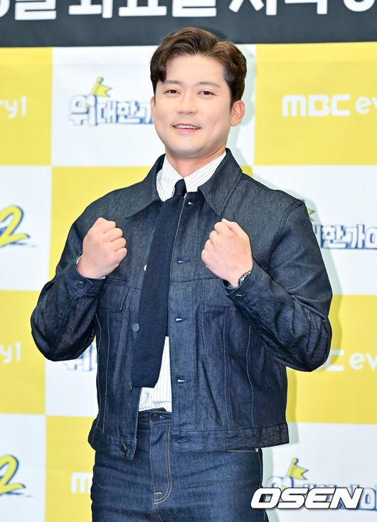 [OSEN=박준형 기자]  8일 오후 서울 상암동 스탠포드호텔에서 MBC에브리원 새 예능 ‘위대한 가이드 시즌2’ 제작발표회가 진행됐다.'위대한 가이드2'는 한국 생활 경험이 풍부한 외국인이 여행객들에게 현지 정보와 숨겨진 명소를 소 개하는 리얼 버라이어티 프로그램으로, 이번 시즌에서는 박명수, 김대호 그리고 최다니엘 세 사람이 아프리카 르완다 방문기를 선보일 예정이다.김대호가 포즈를 취하고 있다.   2025.04.08 / soul1014@osen.co.kr