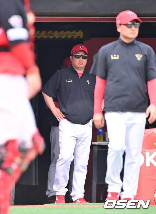 [OSEN=수원, 박준형 기자] 31일 오후 수원 KT 위즈 파크에서 ‘2025 신한 SOL BANK KBO리그’ KT 위즈와 KIA 타이거즈의 경기가 진행됐다.이날 선발투수로 KT는 소형준을, KIA는 윤영철을 선발투수로 내세웠다.6회말 KT 장성우의 볼넷때 KIA 이범호 감독이 투수 교체 나서는 정재훈 투수 코치를 바라보고 있다.   2025.05.31   / soul1014@osen.co.kr