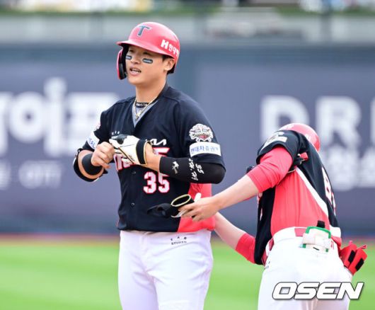 [OSEN=수원, 최규한 기자] 1일 수원 KT위즈파크에서 ‘2025 신한 SOL Bank KBO리그’ KT 위즈와 KIA 타이거즈의 경기가 열렸다.홈팀 KT는 조이현, 방문팀 KIA는 애덤 올러를 선발로 내세웠다.1회초 1사 만루 상황 KIA 김석환이 달아나는 2타점 적시타를 날리고 1루에 안착해 장갑을 벗고 있다. 2025.06.01 / dreamer@osen.co.kr