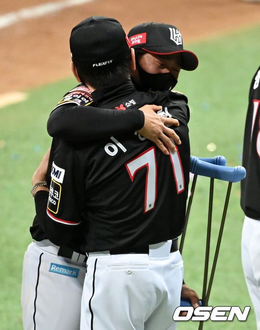 [OSEN=고척, 지형준 기자] KT 위즈가 창단 첫 한국시리즈 우승을 차지했다.KT는18일 서울 고척 스카이돔에서 열린 한국시리즈 4차전 두산과의 경기에서 8-4로 승리했다.이로써 KT는 1~4차전을 모두 승리하면서 4전승 퍼펙트 우승을 달성했다. 7년 연속 한국시리즈에 진출한 두산은 역대 9번째로 4전패 준우승 팀이 됐다.경기를 마치고 KT 이강철 감독과 박경수가 우승을 기뻐하고 있다. 2021.11.18 /jpnews@osen.co.kr