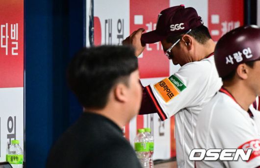 [OSEN=고척, 조은정 기자]31일 오후 서울 고척스카이돔에서 2025 신한 SOL Bank KBO리그 키움 히어로즈와 두산베어스의 경기가 열렸다.홈팀 키움은 로젠버그를, 방문팀 두산은 잭로그를 선발투수로 내세웠다.8회초 1사 키움 홍원기 감독이 두산 임종성 타석 때 배트가 돌지 않았다는 판정에 강하게 어필한 후 퇴장 당했다. 2025.05.31 /cej@osen.co.kr