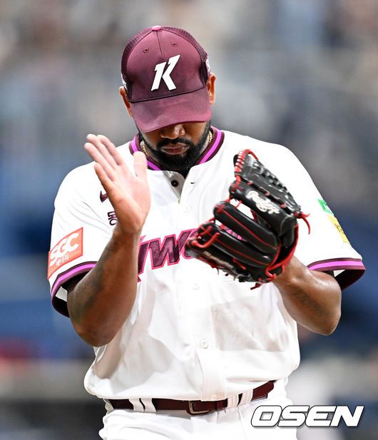 [OSEN=고척, 이대선 기자] 1일 오후 서울 고척스카이돔에서 2025 신한 SOL Bank KBO리그 키움 히어로즈와 두산 베어스의 경기가 열렸다.키움은 알칸타라, 두산은 최승용을 선발 투수로 내세웠다.4회초 2사 3루에서 키움 알칸타라가 두산 김민석을 땅볼로 처리하고 환호하고 있다. 2025.06.01 /sunday@osen.co.kr