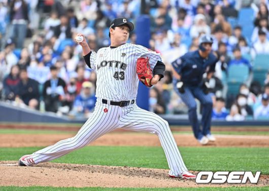 [OSEN=대구, 이석우 기자] 20일 대구삼성라이온즈파크에서 2025 신한 SOL 뱅크 KBO 리그 삼성 라이온즈와 롯데 자이언츠의 경기가 열렸다. 홈팀 삼성은 후라도가, 방문팀 롯데는 나균안이 선발 출전했다. 롯데 자이언츠 선발 투수 나균안이 역투하고 있다. 2025.04.20 / foto0307@osen.co.kr