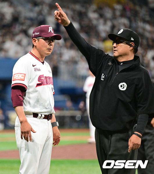 [OSEN=고척, 조은정 기자]31일 오후 서울 고척스카이돔에서 2025 신한 SOL Bank KBO리그 키움 히어로즈와 두산베어스의 경기가 열렸다.홈팀 키움은 로젠버그를, 방문팀 두산은 잭로그를 선발투수로 내세웠다.8회초 1사 키움 홍원기 감독이 두산 임종성 타석 때 배트가 돌지 않았다는 판정에 강하게 어필한 후 퇴장 당하고 있다. 2025.05.31 /cej@osen.co.kr