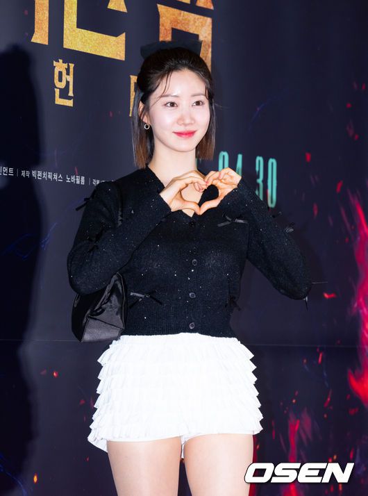 [OSEN=김성락 기자]  21일 서울 잠실 롯데월드타워 롯데시네마에서 영화 '거룩한 밤: 데몬 헌터스'(감독 임대희) VIP 시사회 포토월 행사가 진행됐다.'거룩한 밤: 데몬 헌터스'는 악을 숭배하는 집단에 의해 혼란에 빠진 도시, 특별한 능력을 갖춘 어둠의 해결사 '거룩한 밤' 팀 바우(마동석), 샤론(서현), 김군(이다윗)이 악의 무리를 처단하는 오컬트 액션이다.배우 한그루가 포토타임을 갖고 있다. 2025.04.21 / ksl0919@osen.co.kr