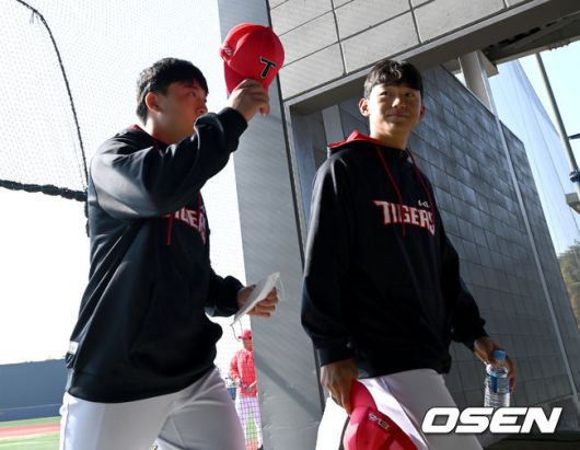 2021년 함평에서 마무리훈련을 마치고 그라운드를 나서는 윤도현과 김도영. 타이거즈의 현재이자 미래.