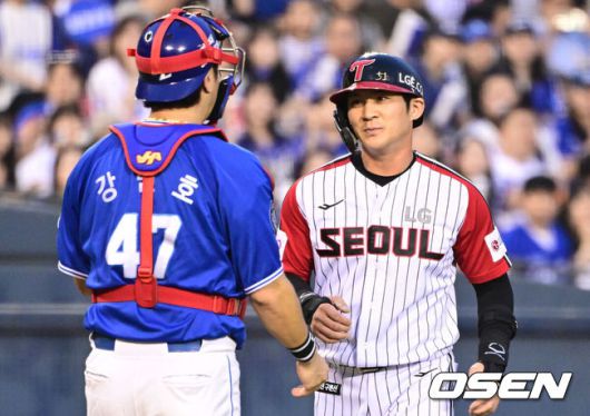 [OSEN=잠실, 조은정 기자]1일 오후 서울 잠실구장에서 ‘2025 신한 SOL Bank KBO리그’ LG 트윈스와 삼성 라이온즈의 경기가 열렸다.이날 LG는 임찬규, 삼성은 레예스를 선발투수로 내세웠다.7회말 1사 1,3루 LG신민재 땅볼 때 런다운에 걸린 오지환이 삼성 포수 강민호에 태그아웃 당하고 있다. 2025.06.01 /cej@osen.co.kr