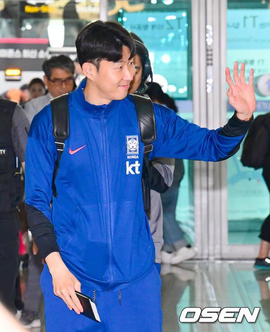 [OSEN=인천공항, 김성락 기자] 대한민국 축구 국가대표팀이 6일 오전 3시 15분(한국시간) 이라크와2026 국제축구연맹(FIFA) 북중미 월드컵 아시아 3차 예선 B조 경기를 치르기 위해 이라크 원정 출국길에 올랐다.한국은 B조에서 선두(4승 4무, 승점 16)를 달리고 있다. 2위는요르단(승점 13), 3위는 이라크(승점 12). 홍명보호는 남은 2경기에서 승점 1만 추가하면 11회 연속 본선 진출을 확정한다.축구대표팀 손흥민이 출국장으로 향하고 있다 .2025.06.02 / ksl0919@osen.co.kr