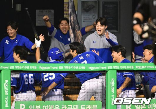 [OSEN=잠실, 조은정 기자]1일 오후 서울 잠실구장에서 ‘2025 신한 SOL Bank KBO리그’ LG 트윈스와 삼성 라이온즈의 경기가 열렸다.이날 LG는 임찬규, 삼성은 레예스를 선발투수로 내세웠다.8회초 2사 1루 삼성 김태훈이 역전 우중월 투런 홈런을 날린 뒤 박진만 더그아웃에서 환영을 받고 있다. 2025.06.01 /cej@osen.co.kr