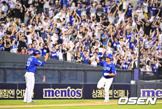 [OSEN=잠실, 조은정 기자]1일 오후 서울 잠실구장에서 ‘2025 신한 SOL Bank KBO리그’ LG 트윈스와 삼성 라이온즈의 경기가 열렸다.이날 LG는 임찬규, 삼성은 레예스를 선발투수로 내세웠다.8회초 2사 1루 삼성 김태훈이 역전 우중월 투런 홈런을 날린 뒤 베이스를 돌고 있다. 2025.06.01 /cej@osen.co.kr