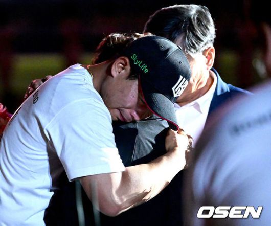 [OSEN=수원, 최규한 기자] 1일 수원 KT위즈파크에서 ‘2025 신한 SOL Bank KBO리그’ KT 위즈와 KIA 타이거즈의 경기가 열렸다.경기를 마치고 KT 박경수의 은퇴식이 진행됐다.박경수가 은퇴식에서 부모님과 포옹하며 울먹이고 있다. 2025.06.01 / dreamer@osen.co.kr